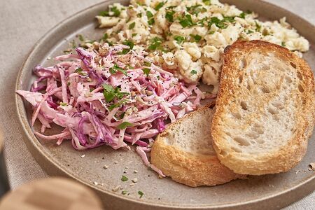 Скрэмбл с чиабаттой и коул слоу