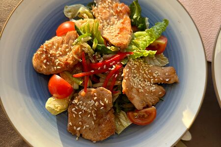 Салат с курицей терияки