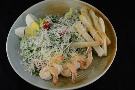 Цезарь с тигровыми креветками