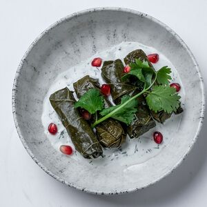 Долма с бараниной на сметанно-чесночном соусе