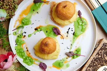 Фирменные котлеты по-киевски с нежным картофельным пюре и кетчупом из огурцов