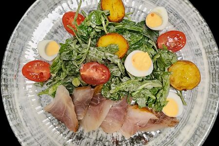 Салат с копчёным омулем