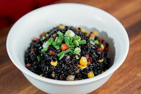 Черный рис с курицей и кукурузой