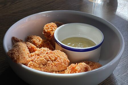 Стрипсы из цыпленка с соусом айоли и васаби