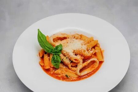 Паста Пенне Арабьата с кальмаром
