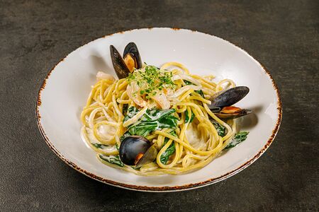 Паста с морепродуктами в томатном соусе