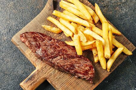 Стейк Бавет с картофелем фри и клюквенный морс Мираторг