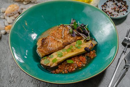 Красный окунь с грибами эринги