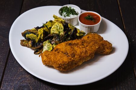 Венский шницель из свинины с жареным картофелем и грибами