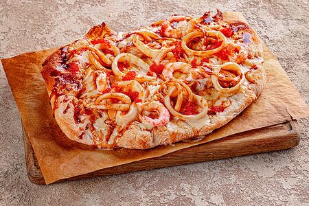 Пицца с кальмарами, креветками и икрой Тобико
