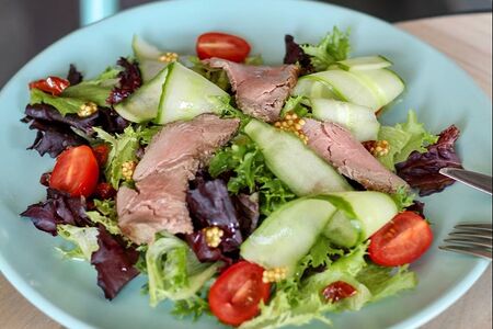 Салат с ростбифом