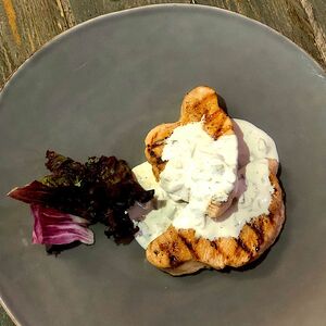 Стейк из индейки под грибным соусом