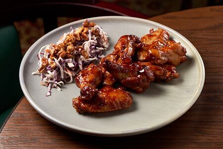 Крылышки куриные BBQ с коул слоу