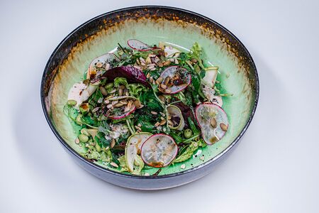 Зеленый салат с ореховой заправкой