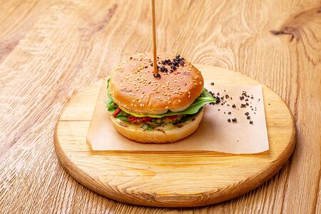 Бургер с котлетой из индейки со шпинатом