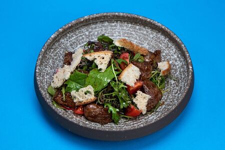 Салат с куриной печенью