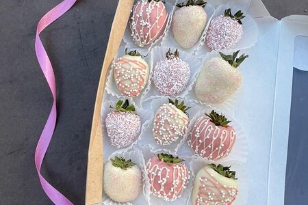 Набор клубники в шоколаде Розовая нежность 12 ягод