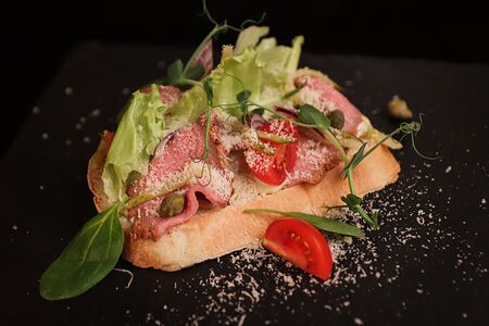 Брускетта с ростбифом