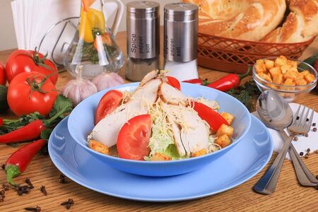 Салат Цезарь с курицей