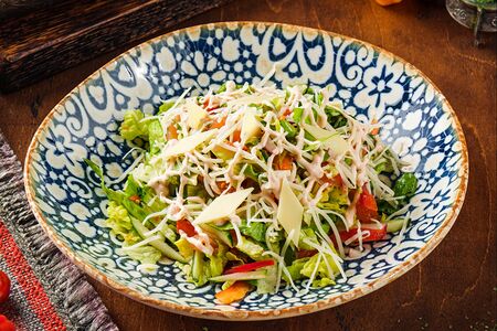 Легкий салат со слабосоленой семгой и свежими овощами