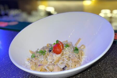 Паста с курицей и овощами