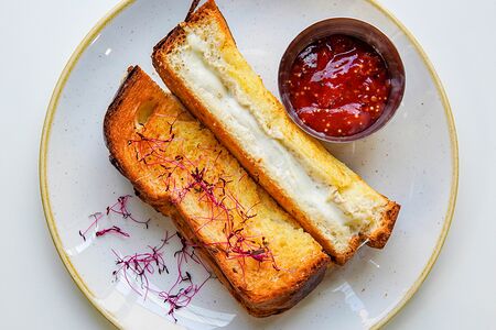 Сэндвич с трюфельным соусом и томатным джемом