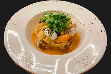 Паста с морепродуктами в соусе том ям