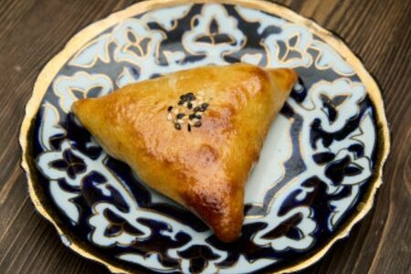 Самса из слоеного теста с телятиной