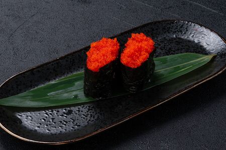 Гункан с икрой тобико