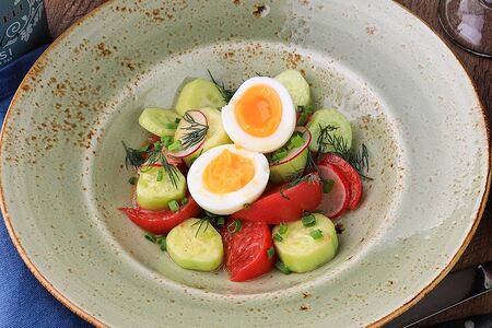 Салат огородный из огурцов, помидоров и редиса с яйцом