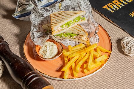 Сэндвич с тунцом и картофелем фри