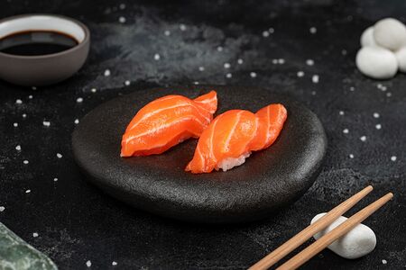 Нигири с лососем