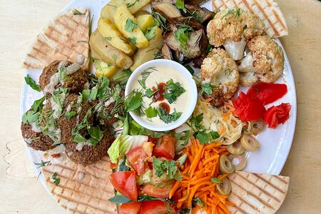 Фалафель на тарелке