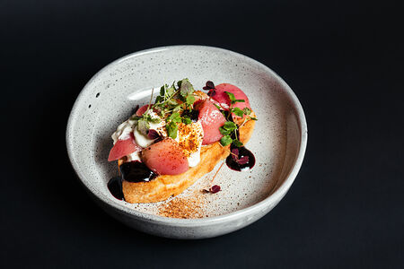 Брускетта с нектарином, сыром страчателла и свекольным бальзамиком