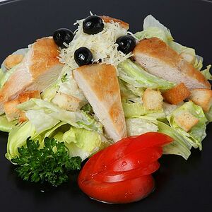 Салат Цезарь с курицей