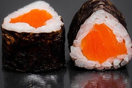 Маки ролл с лососем