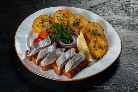 Сельдь с гренками и картофелем
