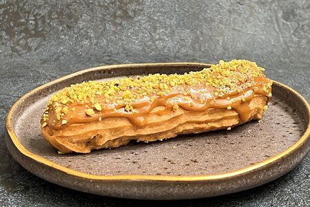 Эклер с фисташковым кремом