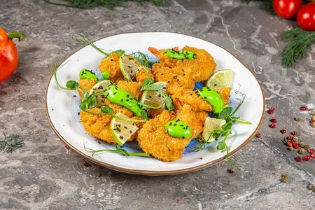 Хрустящие креветки с соусом васаби