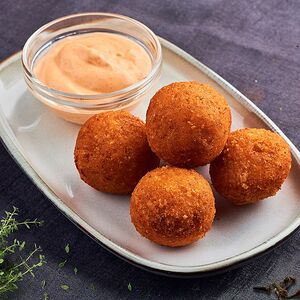 Сырные шарики с фирменным соусом