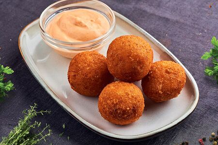 Сырные шарики с фирменным соусом