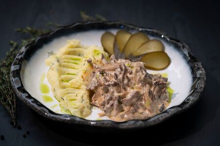 Бефстроганов из говяжьей вырезки с картофельным пюре