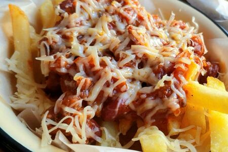 Картофель фри с соусом Чили Кон Карне