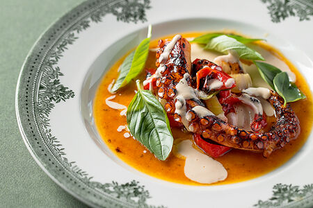 Запеченный осьминог с овощами и тахини