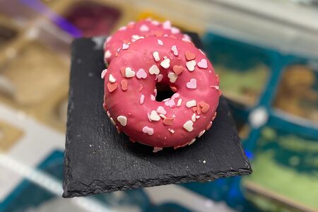 Пончик донат Клубничный