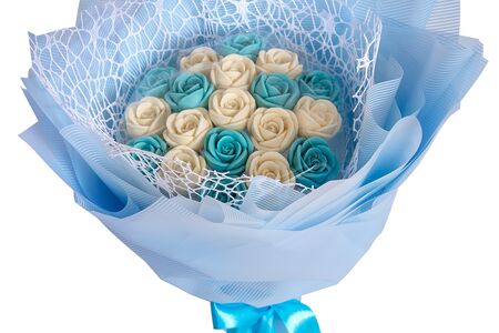 Шоколадные розы букет №1 (белые, голубые)