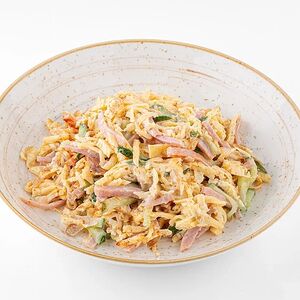 Салат с яичным блином, ветчиной и паприкой