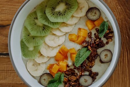 Смузи боул с авокадо и бананом