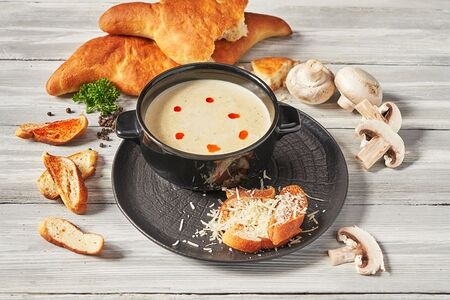 Крем-суп из шампиньонов с гренками и пармезаном