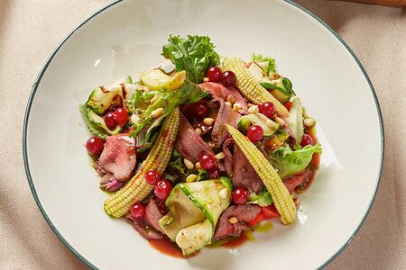 Салат с подкопченным лосем под соусом из кедрового ореха